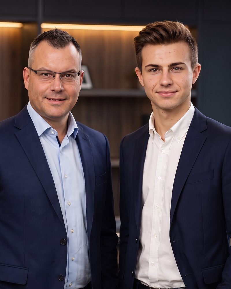 Rafael und Fabian Schmiel im Beratungsraum von Schmiel Consulting in Andernach